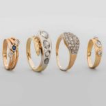 Conjunto de cuatro anillos en oro amarillo de 18 K. Algunos de ellos presentan brillantería.