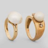 Conjunto de dos anillos con sólida montura en oro amarillo de 18 K. Presenta perla japonesa en el