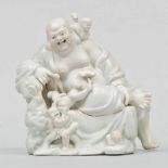 "Buda de la Felicidad con Niños" Grupo escultórico en porcelana. Trabajo Chino, Siglo XX Presenta