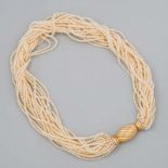 Collar de 20 hilos de perlas con cierre en oro amarillo de 18 K. Longitud: 42 cms.