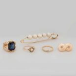 Conjunto de dos Anillos, Sortija, Alfiler con perlas y pendientes en oro amarillo de 18 K.