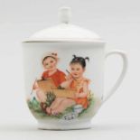 Taza con tapa de porcelana china. Trabajo Chino, Siglo XX Representa escena de niños pintando al