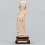 "Emperador" Figura escultórica en marfil tallado. Trabajo Chino, Finales del siglo XIX Presenta