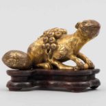 Figura de ardilla en bronce dorado. Trabajo Chino, Siglo XIX -XX Apoya sobre peana de madera. Buen