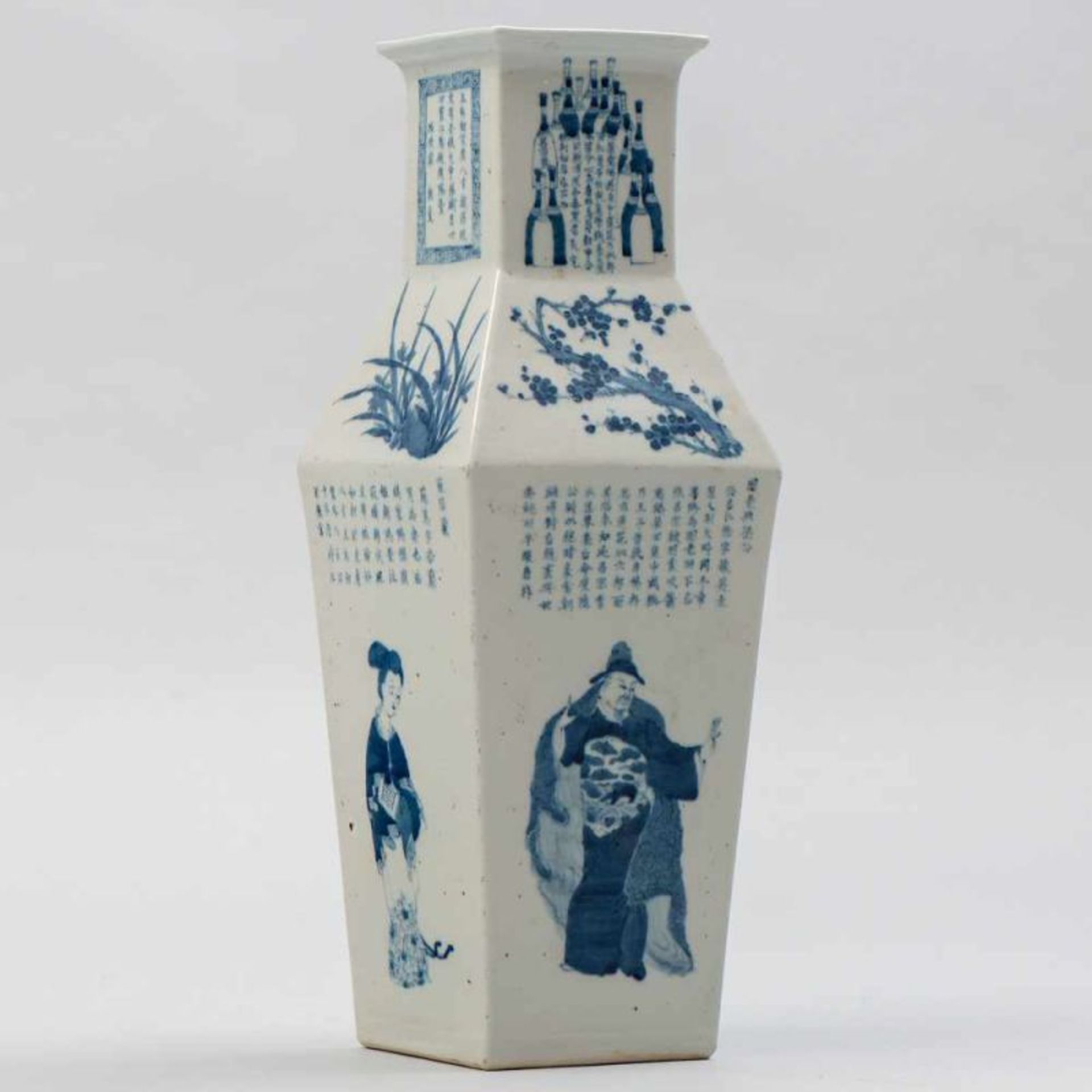Jarrón chino de forma poligonal en porcelana china. Trabajo Chino, Siglo XIX/XX Decorado con