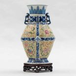 Jarrón chino en porcelana china. Trabajo Chino, Siglo XX. Decorado con motivos florales, caracolas,