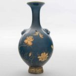 Jarroncito chino en porcelana "Powder Blue". Trabajo Chino, Siglo XX Presenta decoración de motivos
