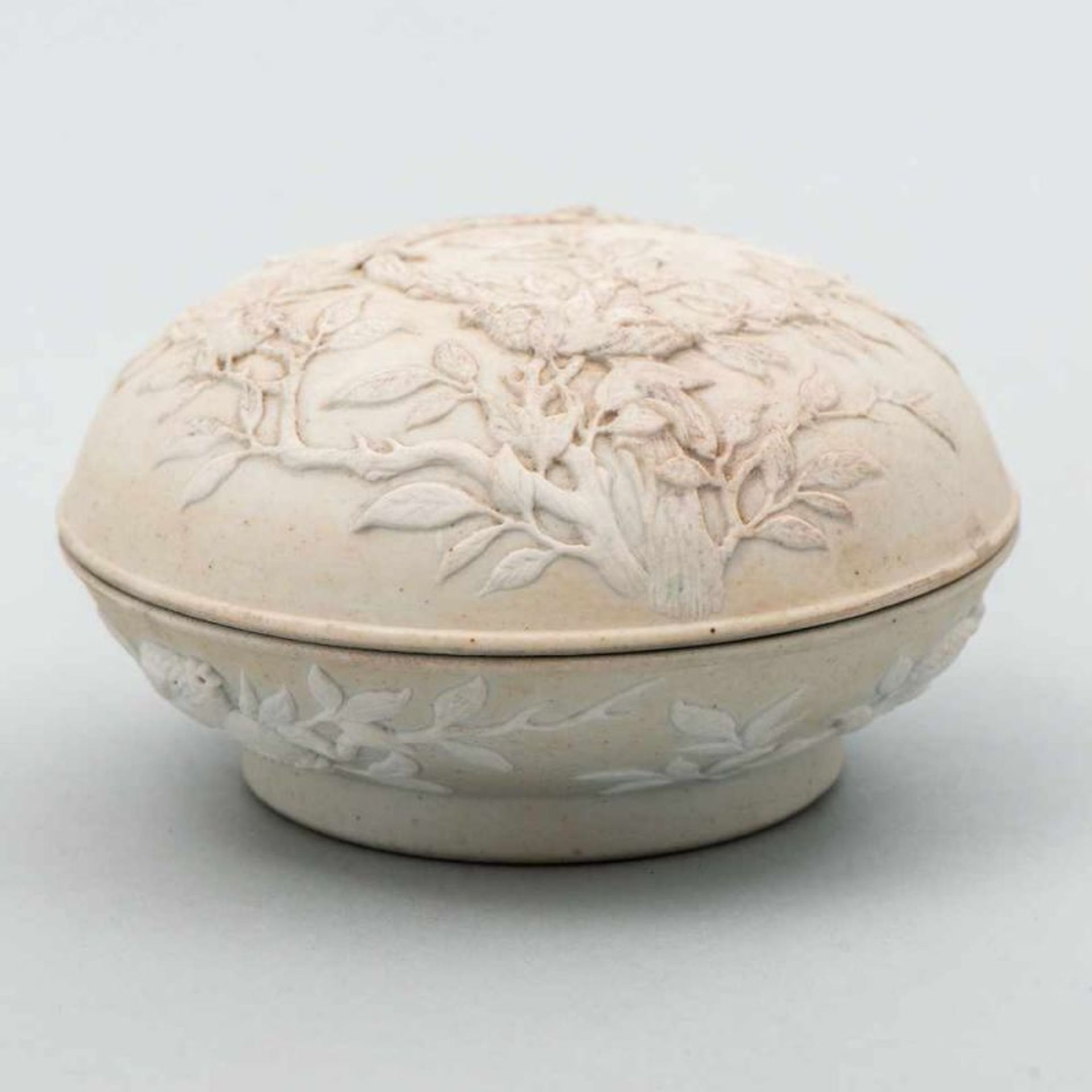 Caja circular en porcelana china. Trabajo Chino, Siglo XX El interior presenta color turquesa. Tapa