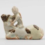 "Figura sobre animal fantástico" Figura antigua en porcelana China. Posiblemente se trate de un