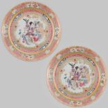 Pareja de platos en porcelana china familia rosa. Trabajo Chino, Siglo XX Decorados con escena de