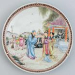 Gran plato en porcelana china. Trabajo Chino, Siglo XX Decorado con escena cortesana de jardín.