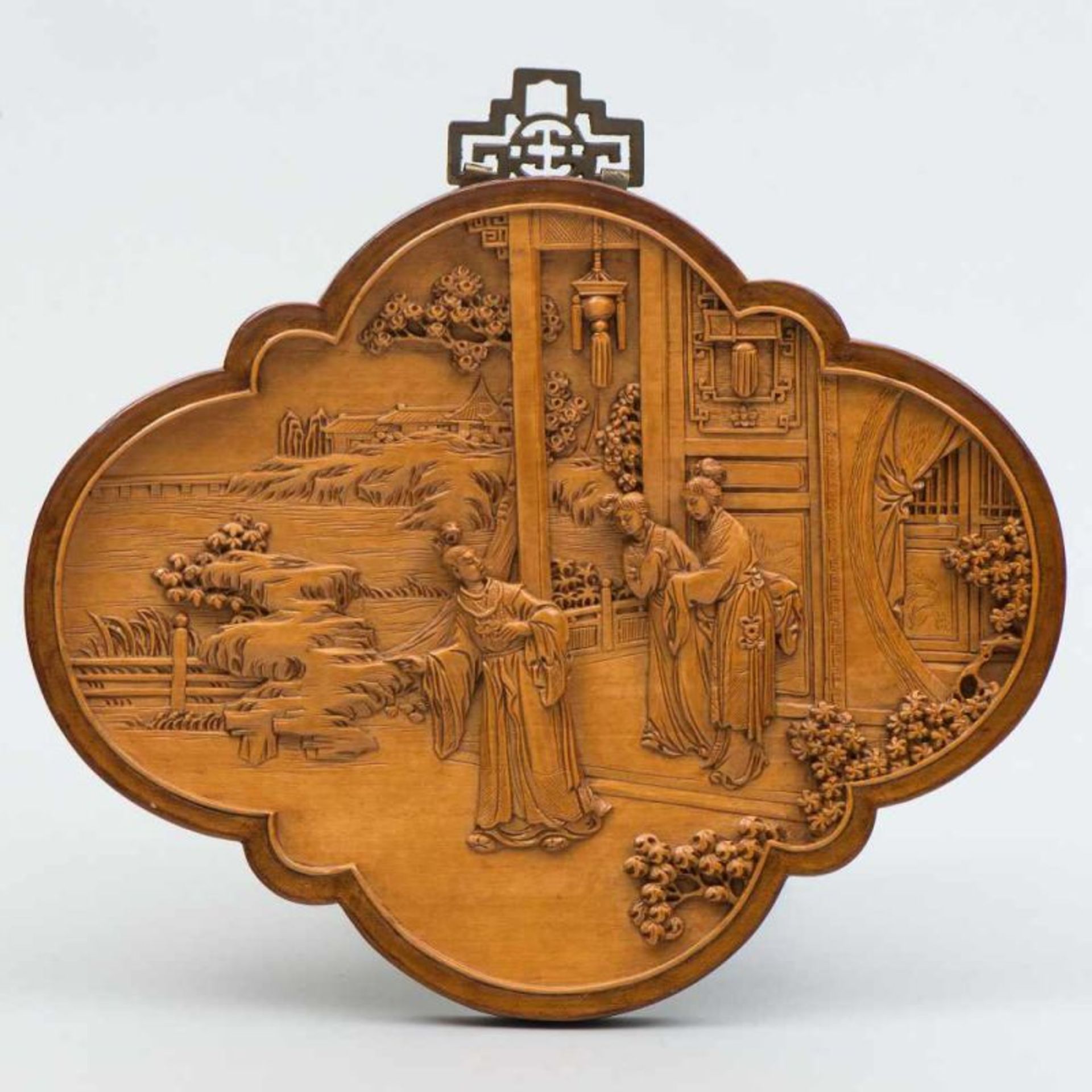 Medallón chino polilobulado en madera tallada. Trabajo Chino, Siglo XX. Presenta decoración de
