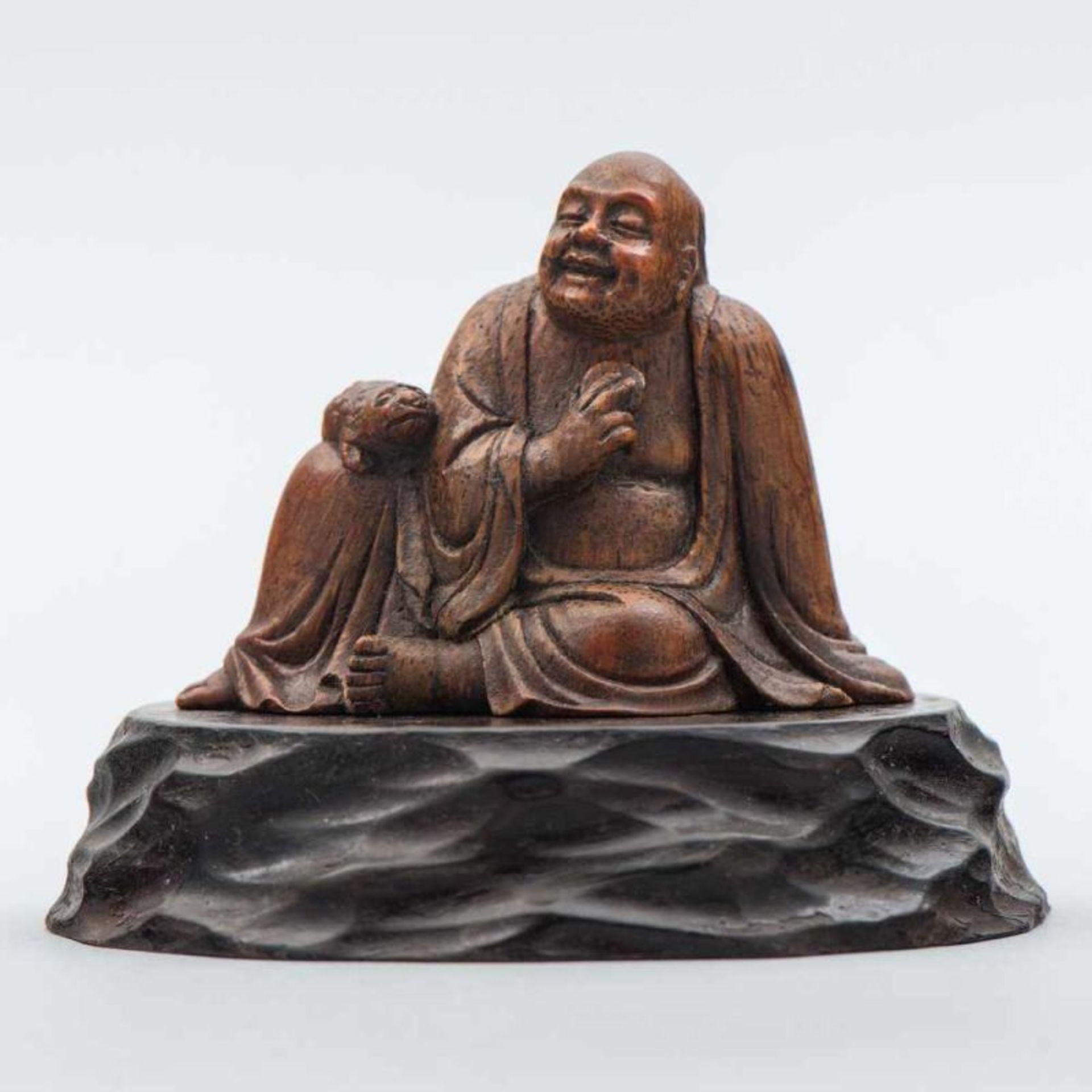 "Buda con animal" Figura China realizada en madera de bambú. Trabajo Chino, Siglo XIX- XX Destaca