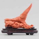 "Águila Imperial con carpas" Figura escultórica realizada en coral rojo. Trabajo Chino, Primera