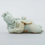 "Niña con flores" Antigua figura china en porcelana de celadón. Buen estado de conservación.5 x 4 x