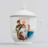 Taza con tapa de porcelana china. Trabajo Chino, Siglo XX Representa escena de miliatres cortando