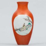 Jarrón Chino en porcelana china color naranja. Trabajo Chino, Siglo XX. Presenta color naranja