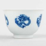 Tazita china en porcelana azul y blanca. Trabajo Chino, Siglo XX. Decorada con dragones imperiales