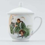 Taza con tapa de porcelana china. Trabajo Chino, Siglo XX presenta decoración de militares con