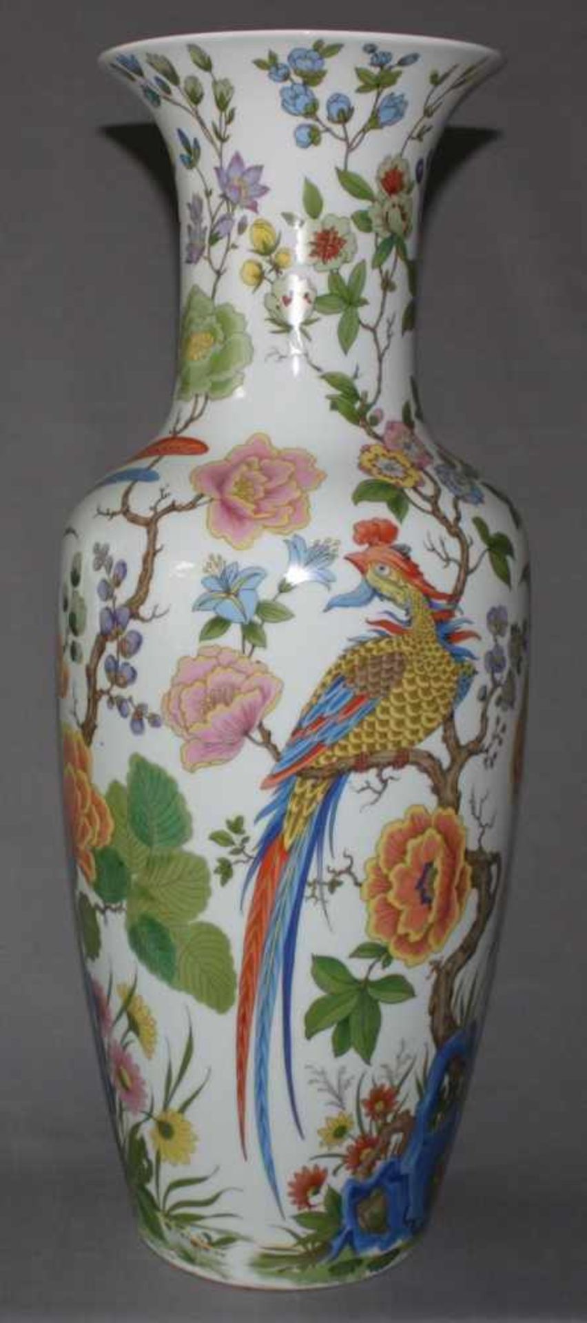 Asiatika. China. Bodenvase in Balusterform. Polychrome Blumenmalerei mit großen Tiermotiven. Keine