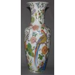 Asiatika. China. Bodenvase in Balusterform. Polychrome Blumenmalerei mit großen Tiermotiven. Keine