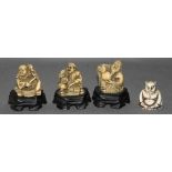 Asiatika. Netsuke. Material(?). Vier kleine monochrome Figuren mit zum Teil verzierter Oberfläche.