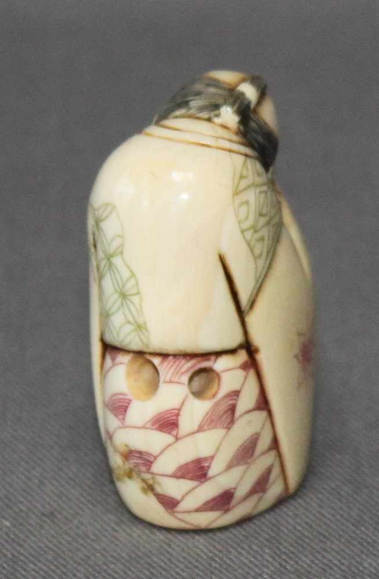 Asiatika. Netsuke. Elfenbein. Hockende männliche Figur mit Kind. Kleine Figur mit etwas farbig - Image 2 of 2