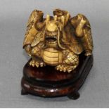 Asiatika. Netsuke. Elfenbein, bräunlich eingefärbt. Gehörnter Drache mit Schildkrötenpanzer. Kleine