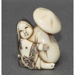 Asiatika. Netsuke. Elfenbein. Junges Mädchen umarmt einen Pilz Kleine monochrome Figuren mit