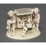 Asiatika. Netsuke. Elfenbein. Sänftenträger mit zwei weiteren Figuren. Kleine monochrome Figuren