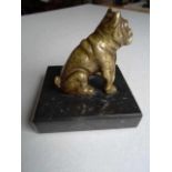 Afre, Hans (?). Sitzende Bulldogge. Bronzeskulptur des 20. Jahrhunderts. Auf Marmorsockel. Höhe 7 cm