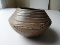 Artefakte.- Keramik-Gefäß aus Bolivien. Um 1400 n. Chr. 11 x 16 cm, Durchmesser der Öffnung ca. 9