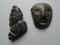 Artefakte.- 2 Steinartefakte aus Guatemala. 1 Maske und 1 Figur. Um 1300 n. Chr. Je ca. 6 x 5 cm.