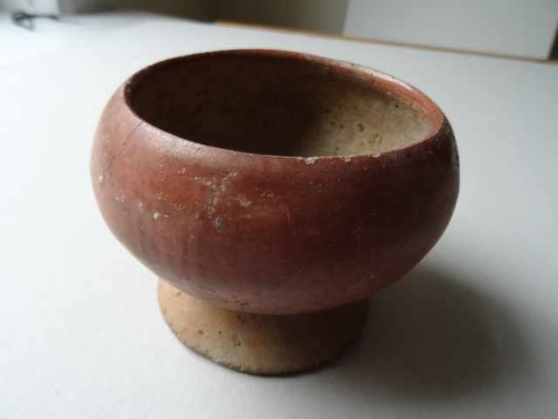 Artefakte.- Keramik-Gefäß aus der Anden-Region. Brauner und hellbrauner Ton mit einigen