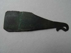 Rasiermesser aus Bronze. Mit Vogelkopfgriff. Jüngere Bronzezeit. Periode 4. Fundort: Schleswig-