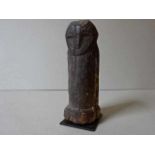 Phallus der Baule aus dunkelbraun gefärbtem Holz. Elfenbeinküste, um 1900. Höhe 16 cm, Breite 6