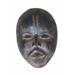 Deangle-Maske der Dan aus geschwärztem Holz. Liberia, 1. Hälfte des 20. Jhdts. Höhe 23 cm, Breite 16