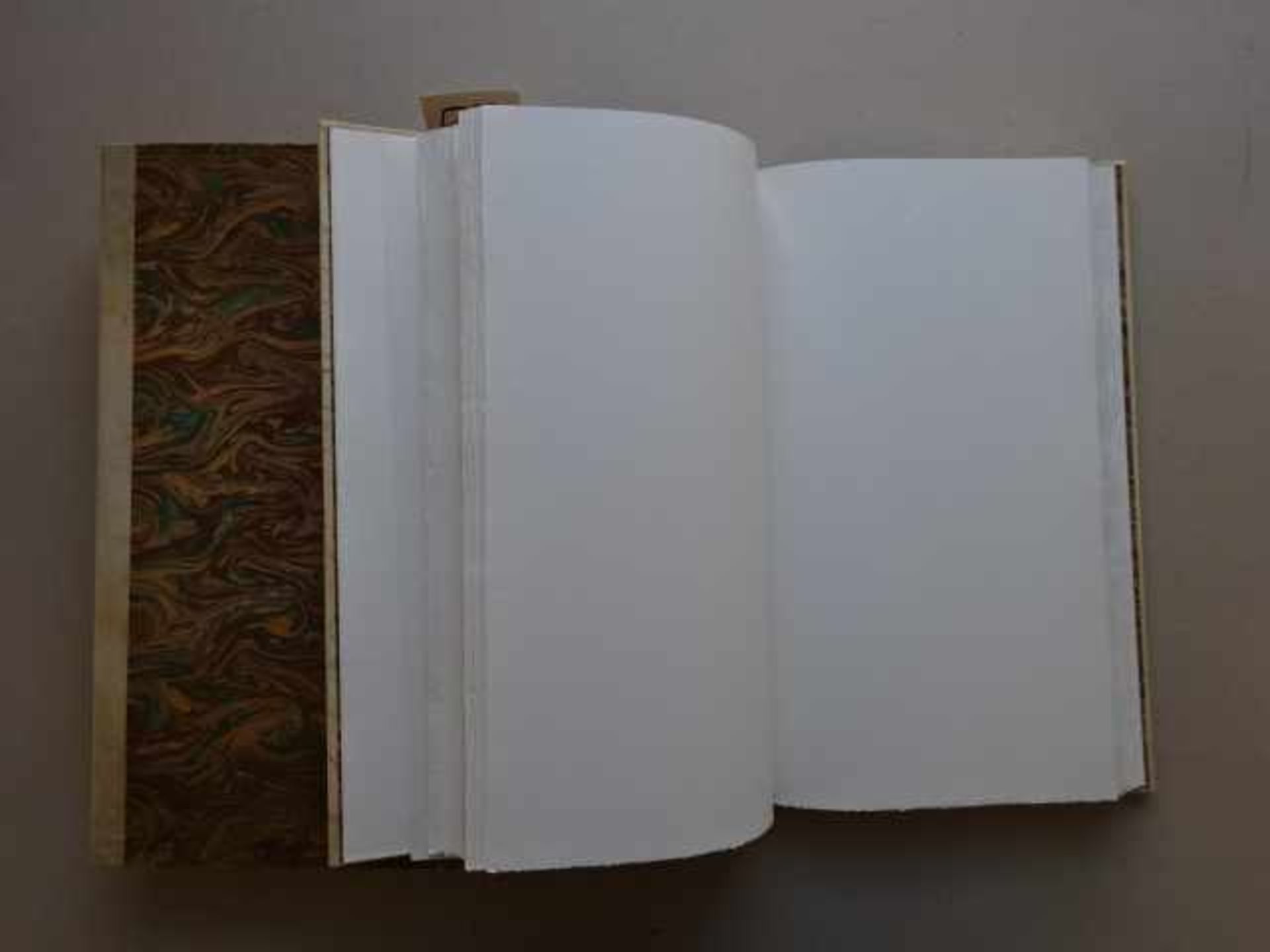 Einbände.- Gästebuch. Um 1970. Ca. 200 weiße Bll. 4°. Pergamentband mit goldgepr. RTitel 'Gästebuch' - Bild 2 aus 3