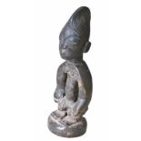 Ere Ibeji. Männliche Zwillingsfigur der Yoruba aus geschwärztem Holz. Nigeria, 1. Hälfte des 20.