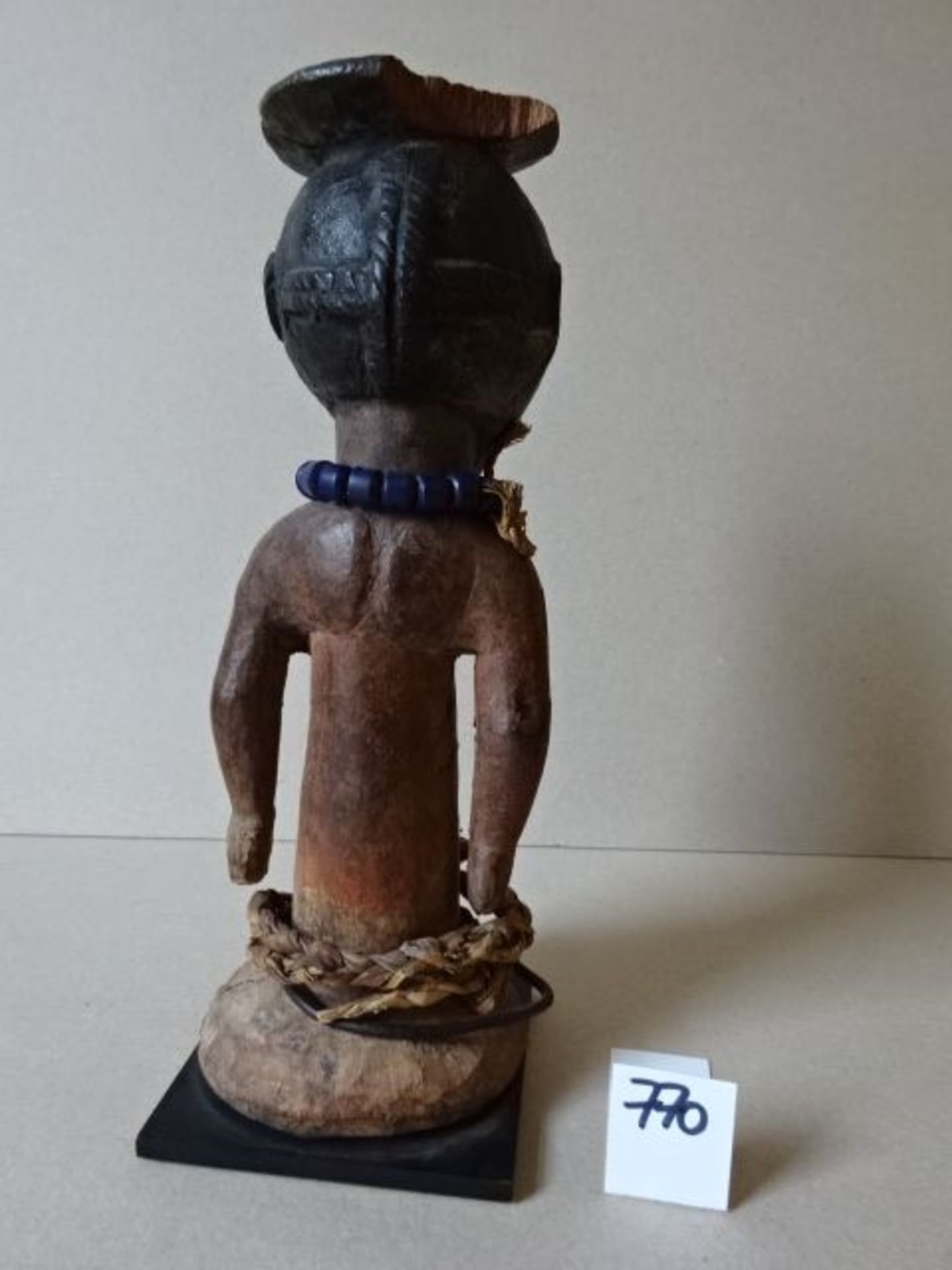Fetisch-Figur der Kusu aus dunkel gefärbtem Holz mit Bast und Metall. Kongo, 1. Häfte des 20. Jhdts. - Bild 4 aus 5