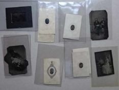 Fotografie.- Sammlung von 19 Ambrotypien mit Porträtaufnahmen, um 1850. 2 x 1,5 cm bis 10,5 x 7