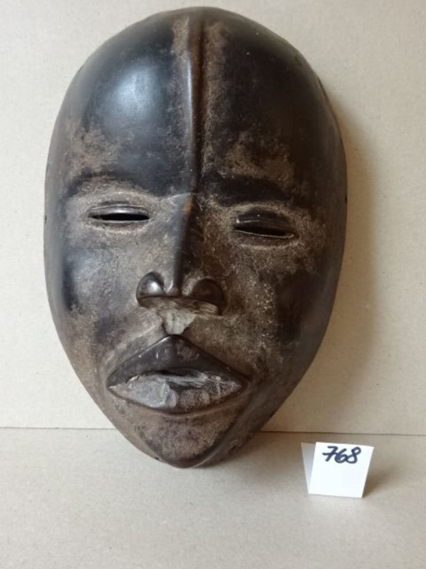 Deangle-Maske der Dan aus geschwärztem Holz. Liberia, 1. Hälfte des 20. Jhdts. Höhe 23 cm, Breite 16 - Bild 2 aus 5