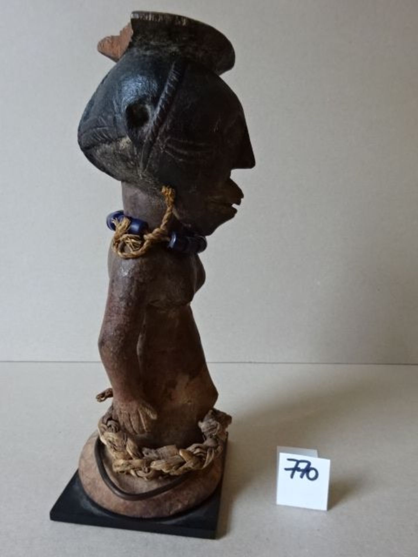 Fetisch-Figur der Kusu aus dunkel gefärbtem Holz mit Bast und Metall. Kongo, 1. Häfte des 20. Jhdts. - Bild 5 aus 5