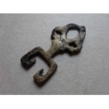 Schlüssel aus Bronze. Schlüsselgriff palmettenförmig gestaltet. Im Ringerike-Stil (