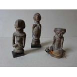 Fetisch-Figuren, Drei, der Luba (auch Baluba) aus rötlich braunem Holz. Kongo, 1. Hälfte des 20.