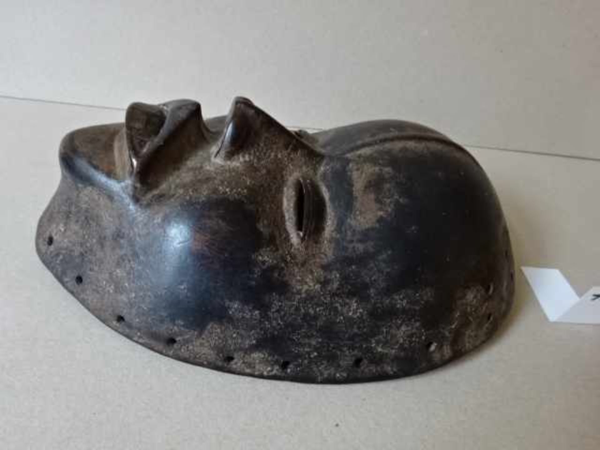 Deangle-Maske der Dan aus geschwärztem Holz. Liberia, 1. Hälfte des 20. Jhdts. Höhe 23 cm, Breite 16 - Bild 3 aus 5