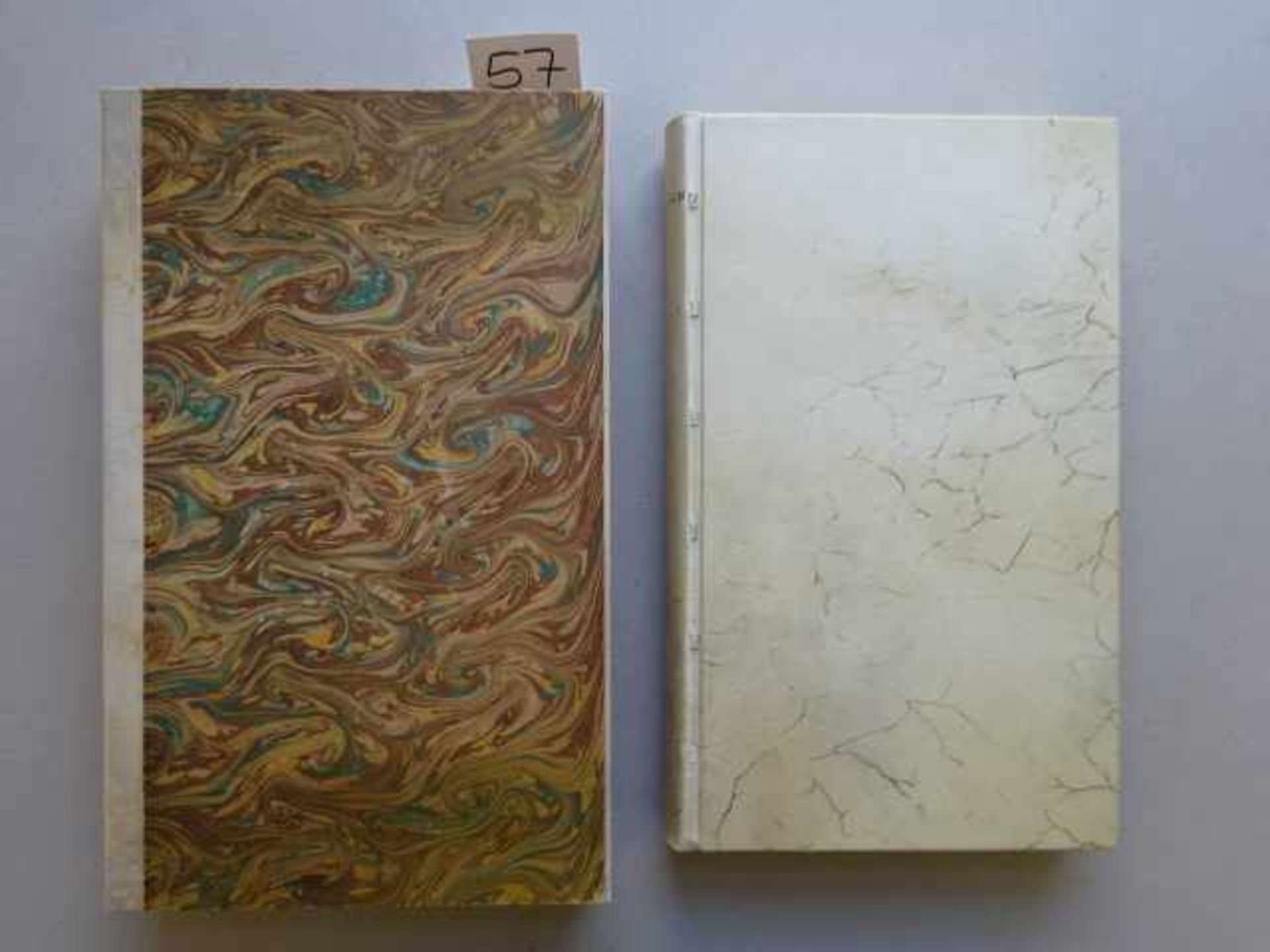 Einbände.- Gästebuch. Um 1970. Ca. 200 weiße Bll. 4°. Pergamentband mit goldgepr. RTitel 'Gästebuch'