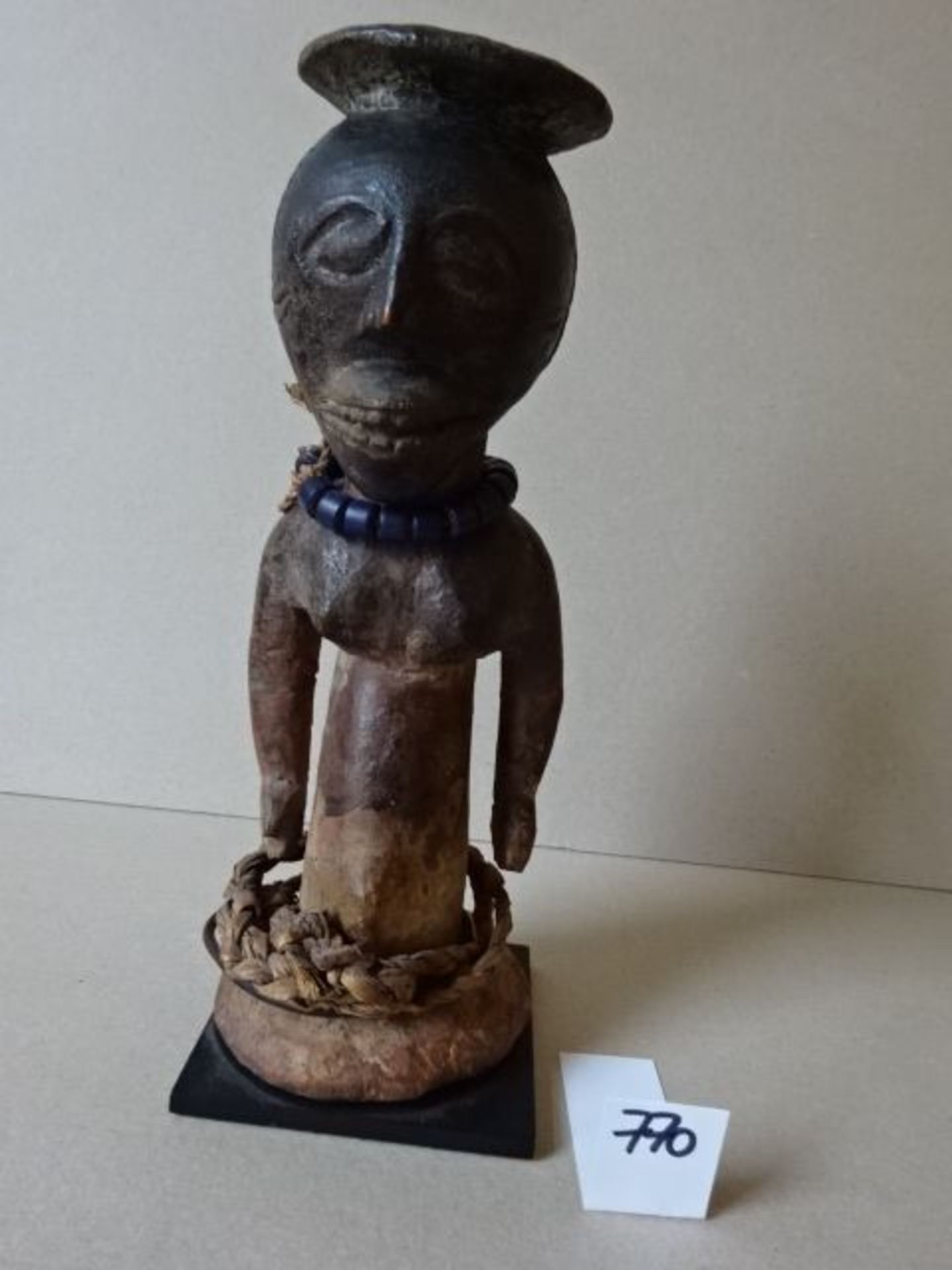 Fetisch-Figur der Kusu aus dunkel gefärbtem Holz mit Bast und Metall. Kongo, 1. Häfte des 20. Jhdts. - Bild 2 aus 5