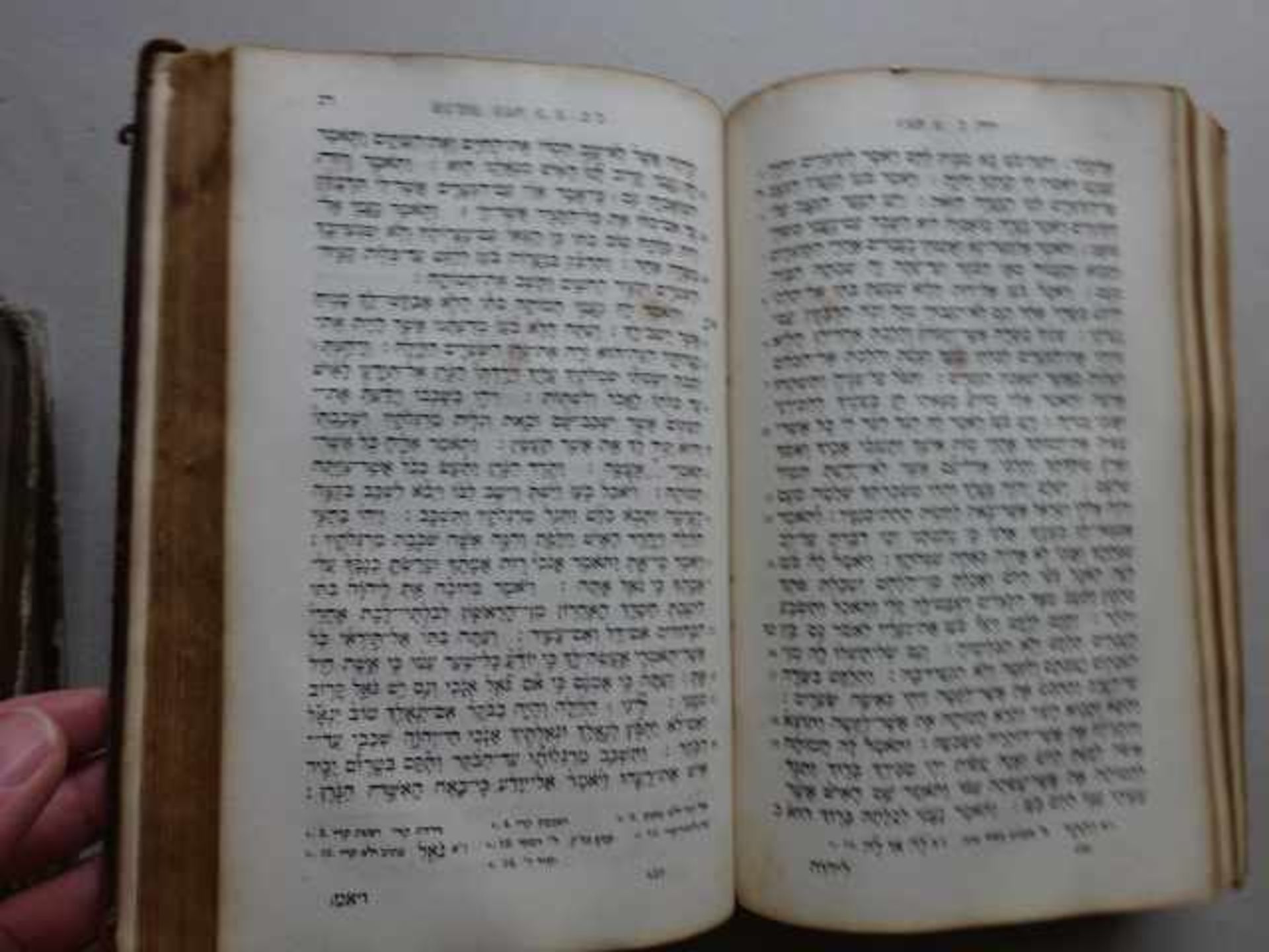 Judaica.- 3 hebräische Bibeln. London u.a., um 1830. Reich blindgepr. Ldr.- bzw. Lwd.-Bde. d. Zt. ( - Bild 2 aus 4
