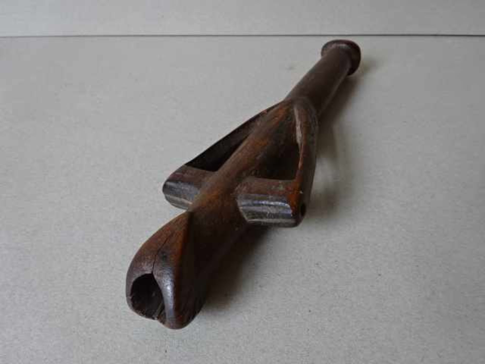 Flöte der Mossi aus rotbraunem Holz. Elfenbeinküste, 1. Hälfte des 20. Jhdts. Höhe 21,5 cm, Breite 7 - Bild 3 aus 3